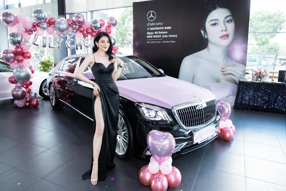 Ca sĩ Lily Chen lộng lẫy trong ngày nhận bàn giao xe siêu sang Mercedes-Maybach S450 4Matic